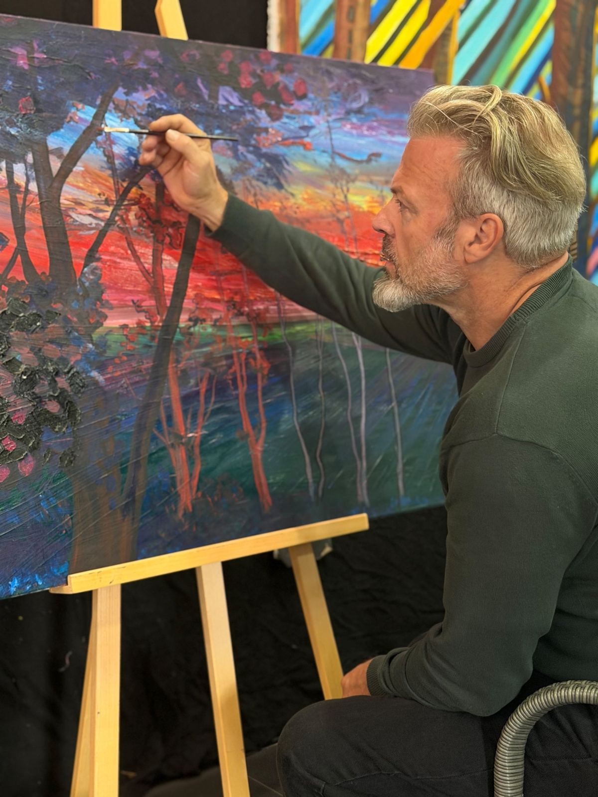 Michael Dietz malt an einer Landschaft im Abendrot