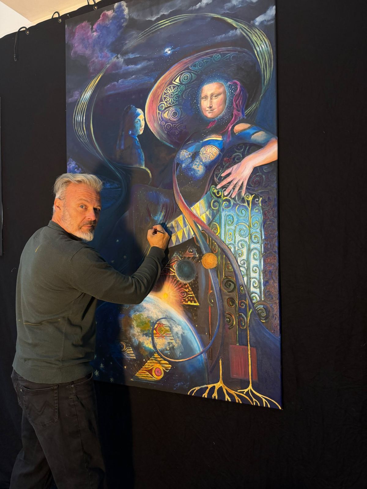 Michael Dietz vor einem großformatigen Gemälde mit Mona Lisa und dem Mädchen mit dem Perlenohrring