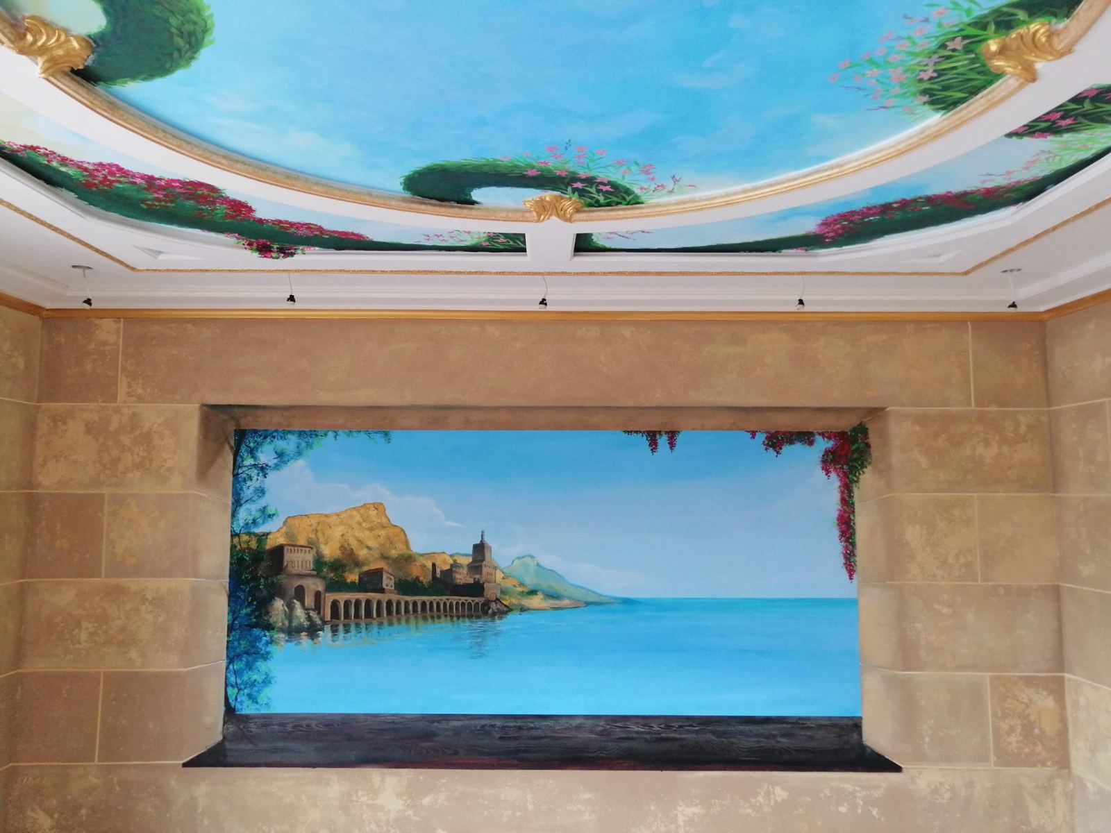 Gemalter Himmel mit Blütenranken an einer Kuppeldecke, darunter ein gemalter Ausblick aufs Meer in einer Wand aus Steinquadern