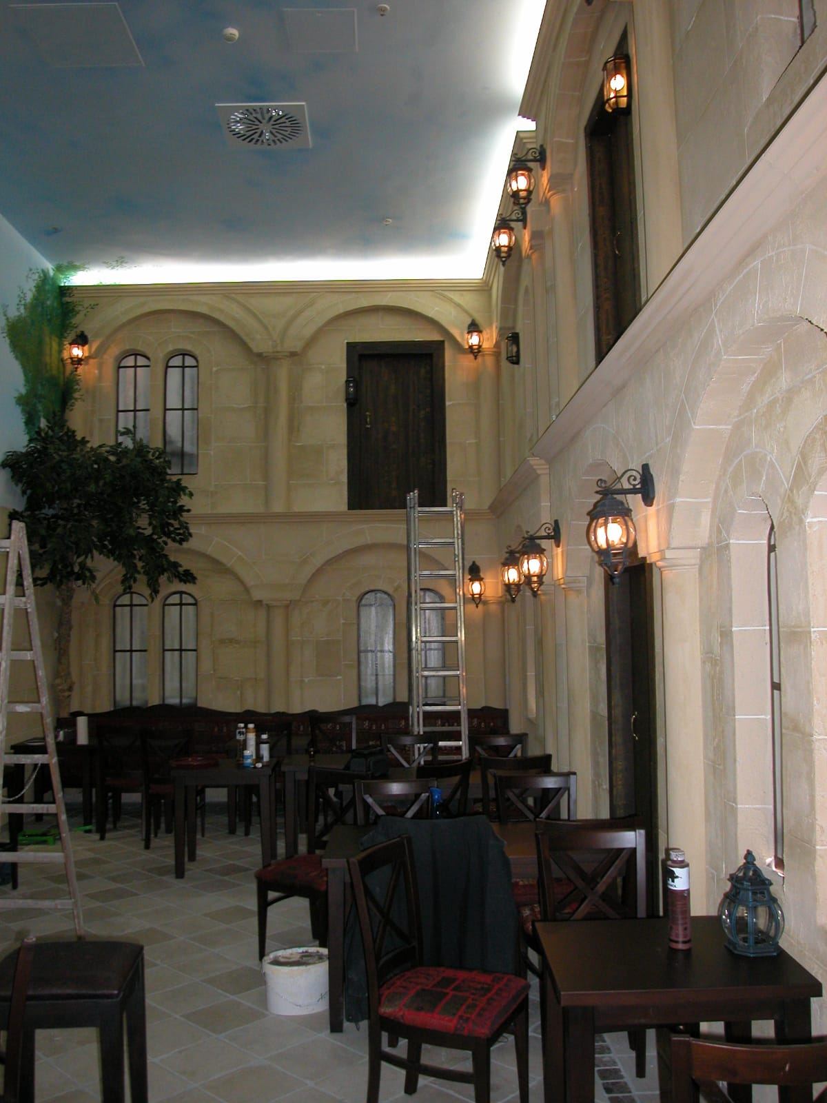 Restaurant mit gemaltem Himmel an der Decke und Wänden in Sandsteinoptik