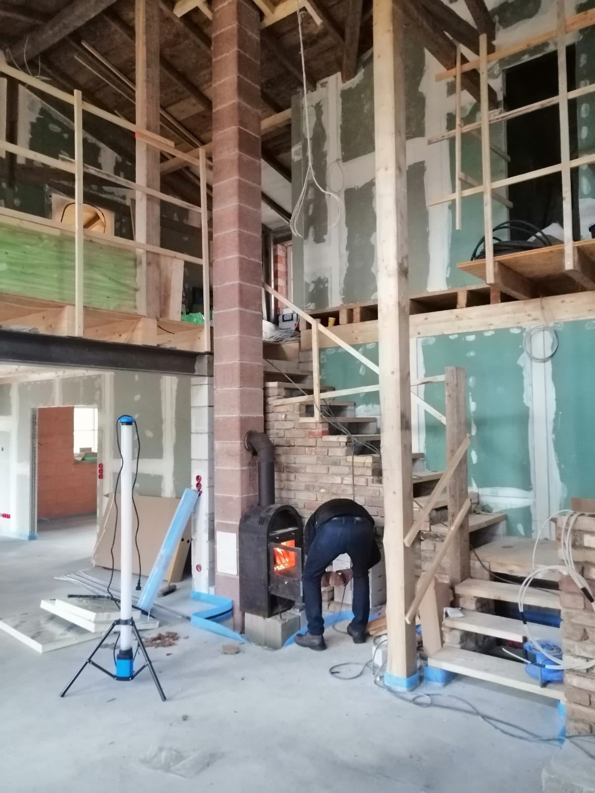 Scheune im Rohbau mit Treppe und Ofen