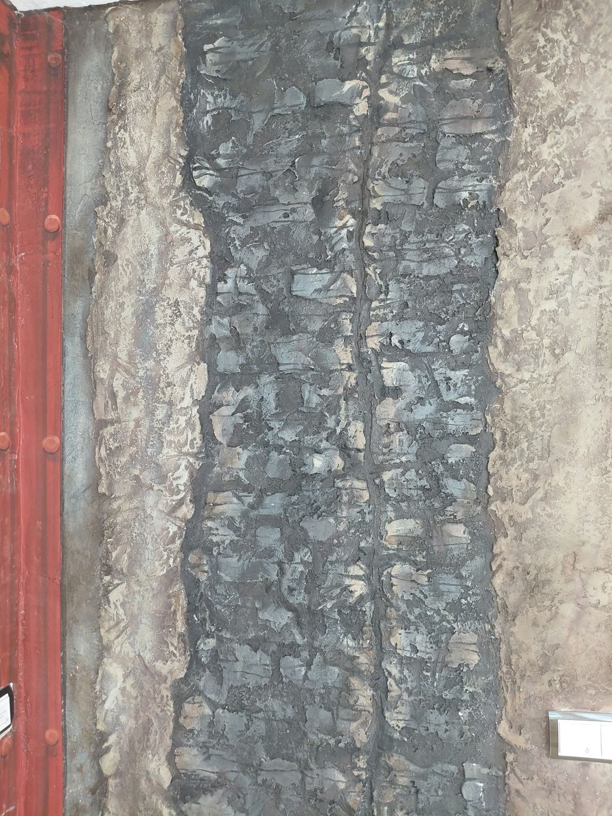 Wand mit Struktur wie Erd- und Gesteinsschichten
