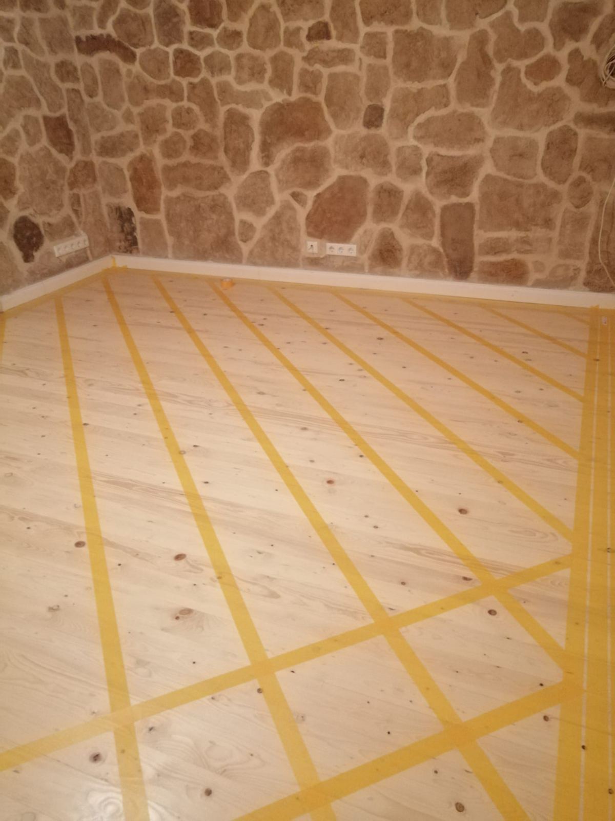 Bruchsteinwand fertig, Boden noch abgeklebt